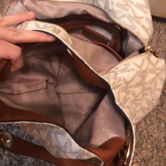 Michael kors cream purse basically brand new! - Picture 4 of 8